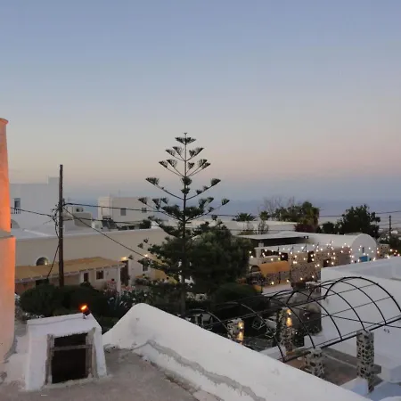 Triena Fira (Santorini)