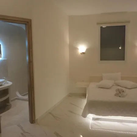 Triena * Fira (Santorini)